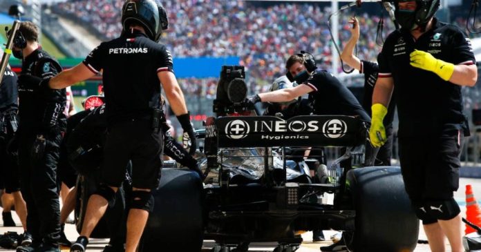 Lewis-Hamilton-in-the-pits-at-Austin-F1