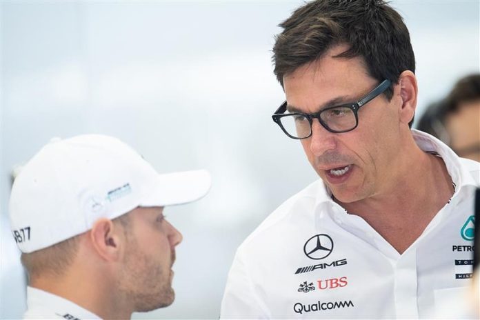 Toto-Wolff-and-Valtteri-Bottas-f1
