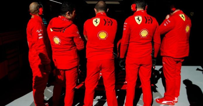 ferrari-mechanics-F1